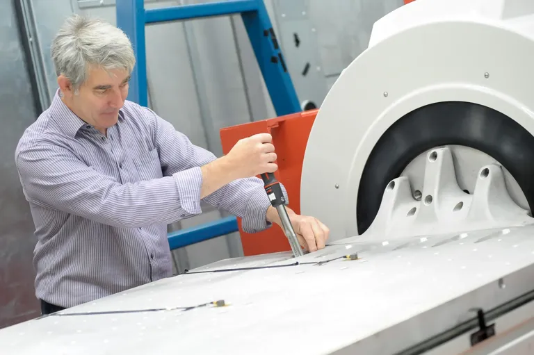 Устаткування для вібростендів / Столи з ковзаючою поверхнею