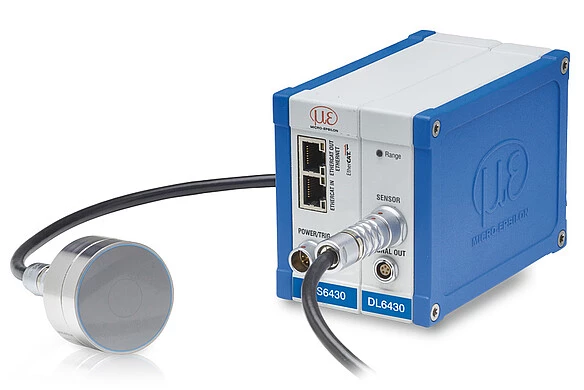 Встановлення combiSENSOR на хромованому валу для вимірювання товщини плівки