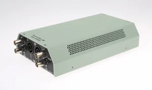 Measurement Power Amplifier Type 2735 — передня панель з Speakon та BNC виходами